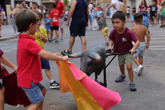 Búscate en las imágenes del encierro infantil en las fiestas de Sant Pere del Grau