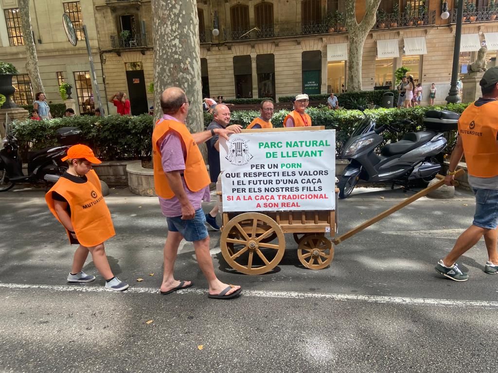 Cerca de un millar de personas se manifiestan en Palma contra las restricciones a la caza y la pesca