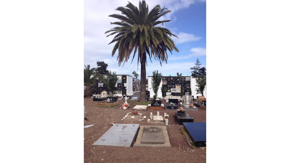 En el suelo, en el centro, tumba donde descansan Juan Manuel Trujillo y Lola de la Torre, en el cementerio de San Lázaro de Las Palmas.