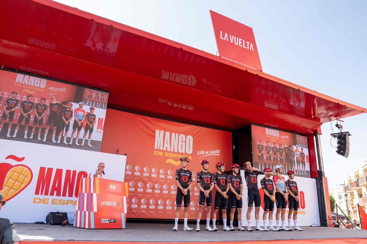 Presentación de los equipos en los momentos previos a la salida de la etapa que dio comienzo en Véléz-Málaga