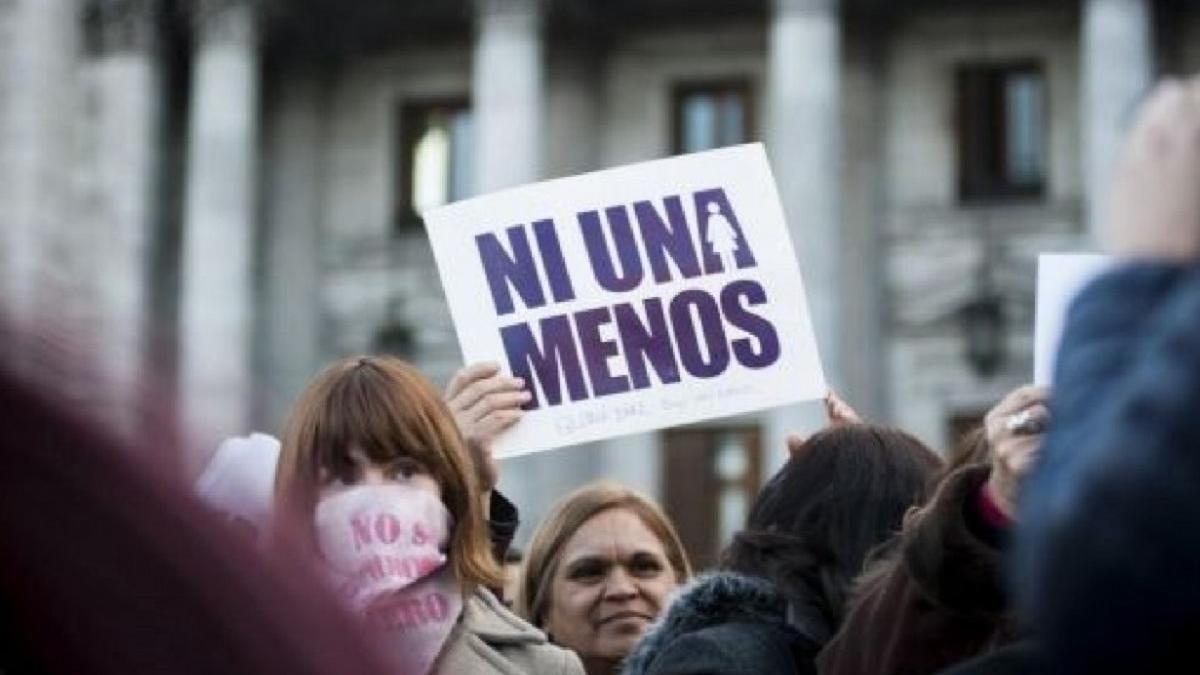 Imagen de archivo de una mujer con un cartel en una manifestación feminista.