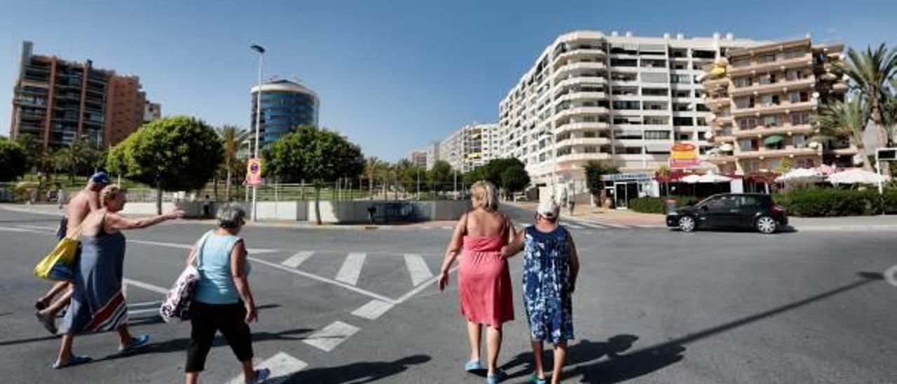 Unos turistas pasean por la Cala de La Vila, uno de los lugares con viviendas de intercambio para vacaciones.