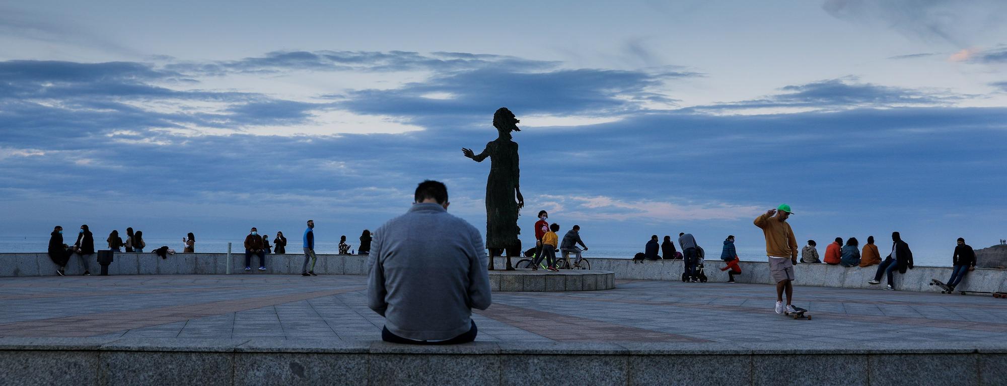 Buen tiempo y mucha gente en Gijón