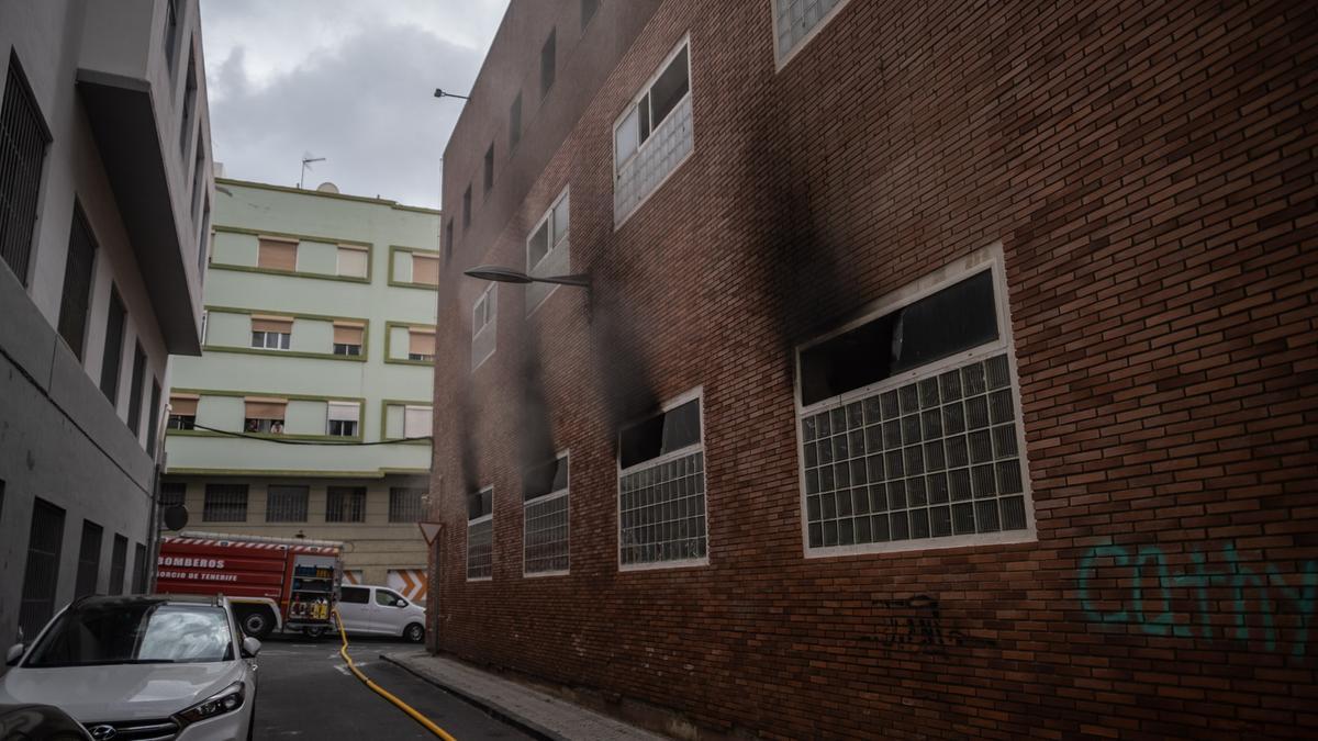 Voraz incendio en un edificio de la calle Salamanca de Santa Cruz de Tenerife