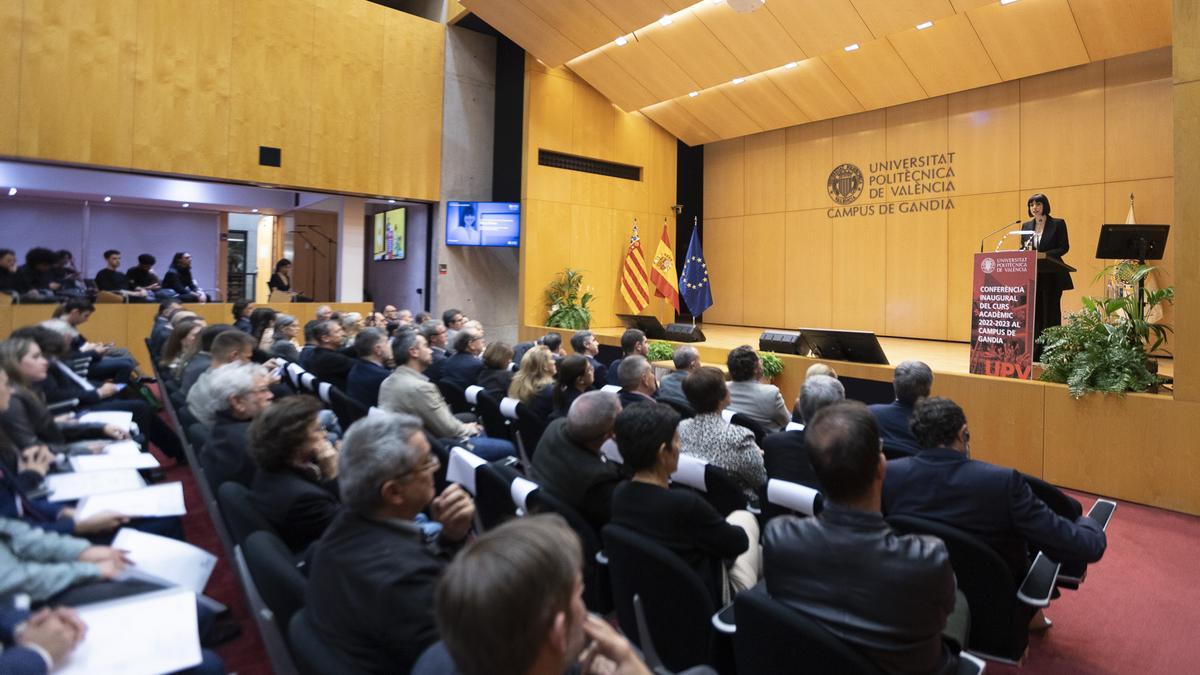 Morant durante su conferencia en el Aula Magna del Campus