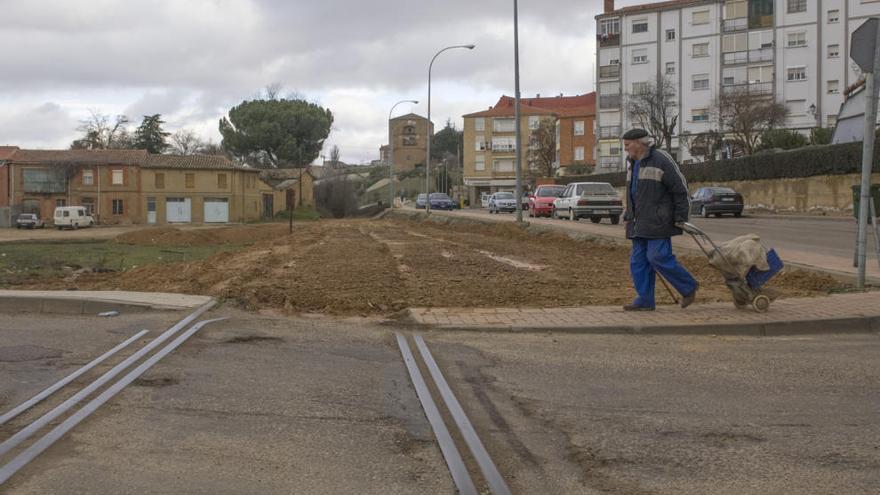 El paso a nivel de acceso a la N-525 fue soterrado en 2009.