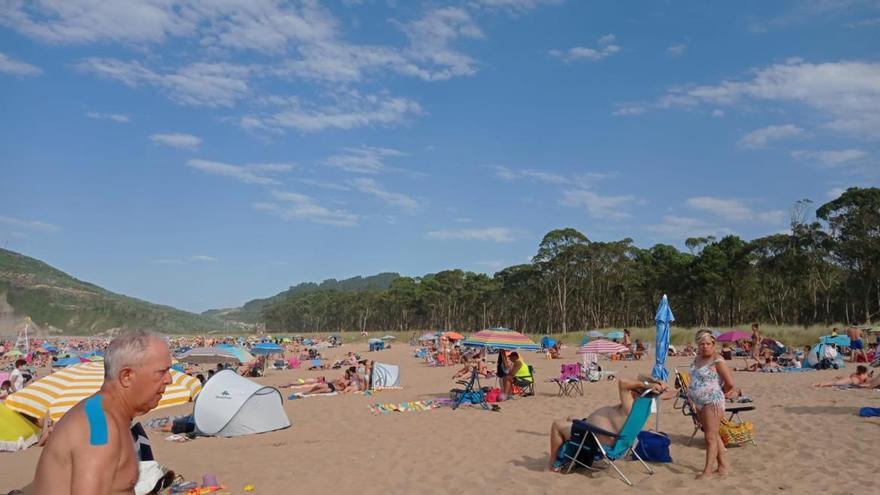 Fallece un bañista por una parada cardiaca en la playa de Rodiles (Villaviciosa)