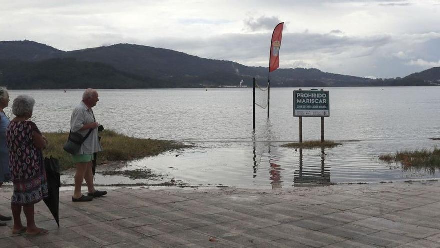 El mar se traga los paseos de Cesantes