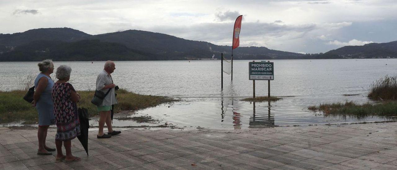 El mar se traga los paseos de Cesantes