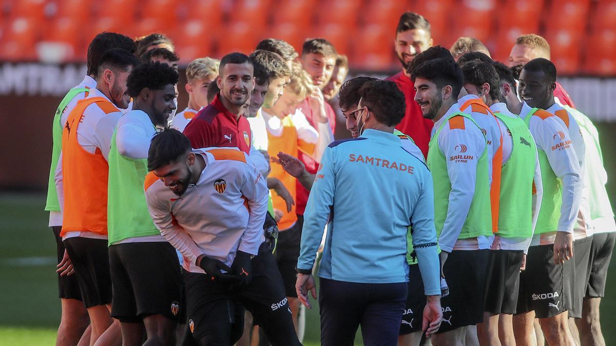 Alderete supera un pasillo de sus compañeros durante un entrenamiento