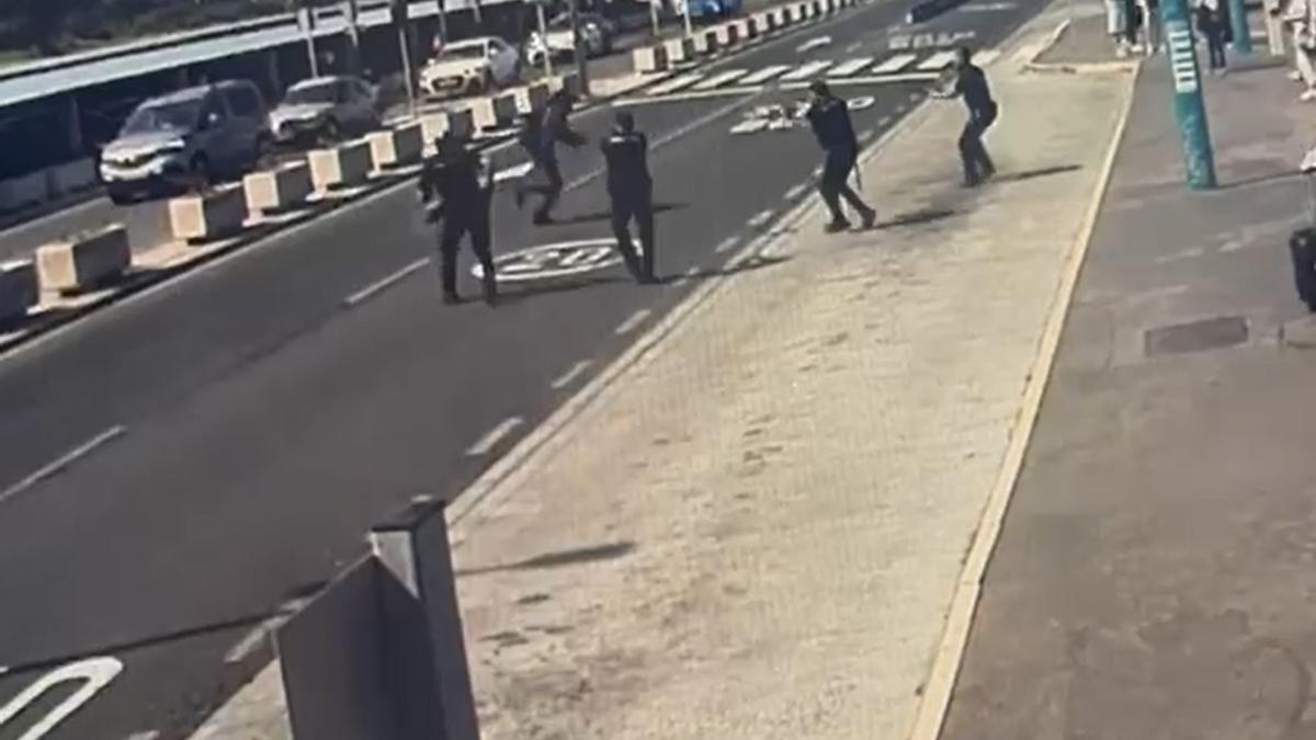 Un momento del tiroteo en el aeropuerto.