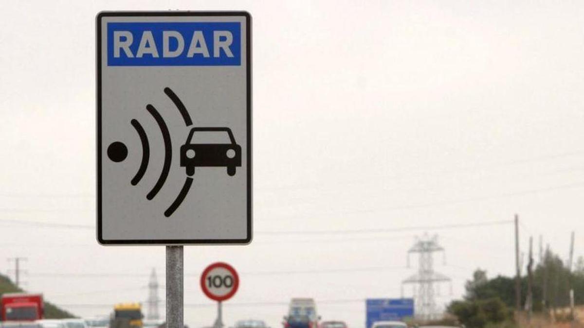 Señal de aviso de radar en carretera.