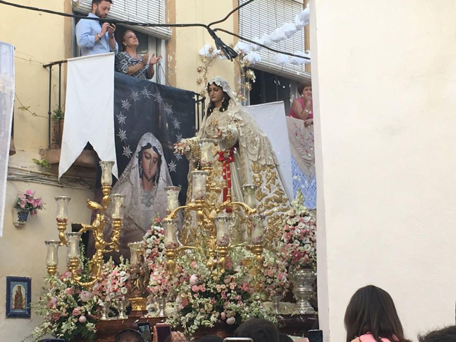 La cofradía del Rocío celebra estos días las vísperas de la solemnidad de Pentecostés y lo ha hecho este sábado con una procesión que ha comenzado a las 18.30 horas desde la casa hermandad