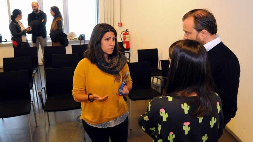 Vence, con Cuiña y Peña, ayer, durante el encuentro mantenido en el consistorio. // Bernabé/Javier Lalín