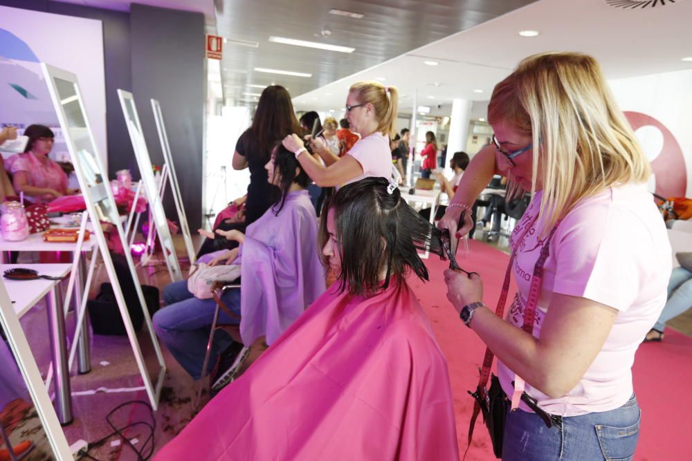 Corte de pelo para ayudar a las mujeres que padecen cáncer de mama