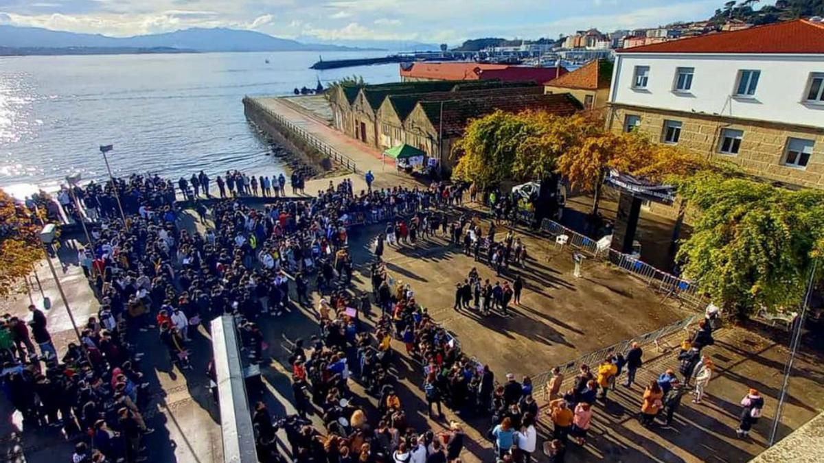 Una panorámica del acto de los alumnos de Cangas ante el Concello.