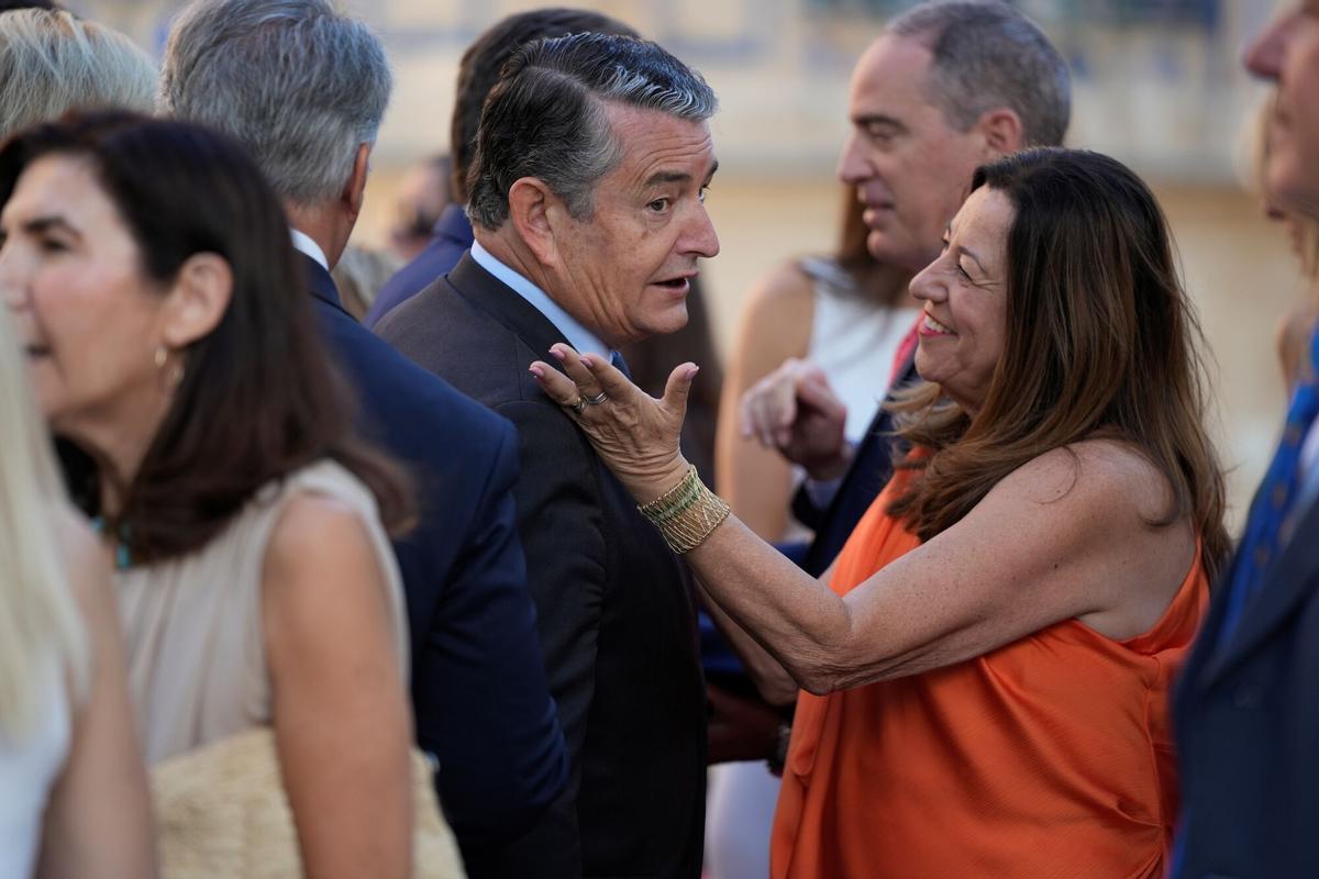 El consejero en funciones de Sanidad, Presidencia y Emergencias de la Junta de Andalucía, Antonio Sanz, y la consejera de Desarrollo Educativo y Formación Profesional en funciones y titular de la Consejería de Universidad, Investigación e Innovación de la Junta de Andalucía, María del Carmen Castillo, durante el acto de toma de posesión de Juanma Moreno como presidente de la Junta de Andalucía. A 5 de julio de 2026 en Sevilla (Andalucía, España). El recién investido presidente de la Junta de Andalucía para la XIII legislatura, Juanma Moreno, toma posesión de su cargo tras ser elegido el jueves, en segunda votación del Parlamento andaluz, con el respaldo de los 53 diputados del PP-A y los 15 de Vox, formación con la que previamente suscribió un 'Acuerdo de Gobierno y Estabilidad para Andalucía'. 05 JULIO 2026 Joaquín Corchero / Europa Press 05/07/2026. Antonio Sanz;María del Carmen Castillo;Juanma Moreno;Joaquín Corchero;