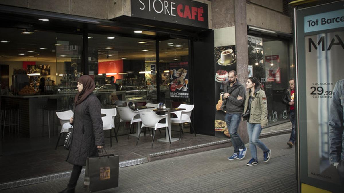 Unas lesbianas denuncian que les echaron de una cafetería por besarse