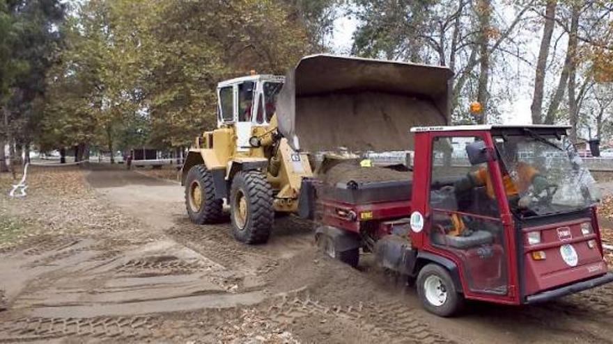 Las máquinas, trabajando ayer en el relleno de la pista deportiva.