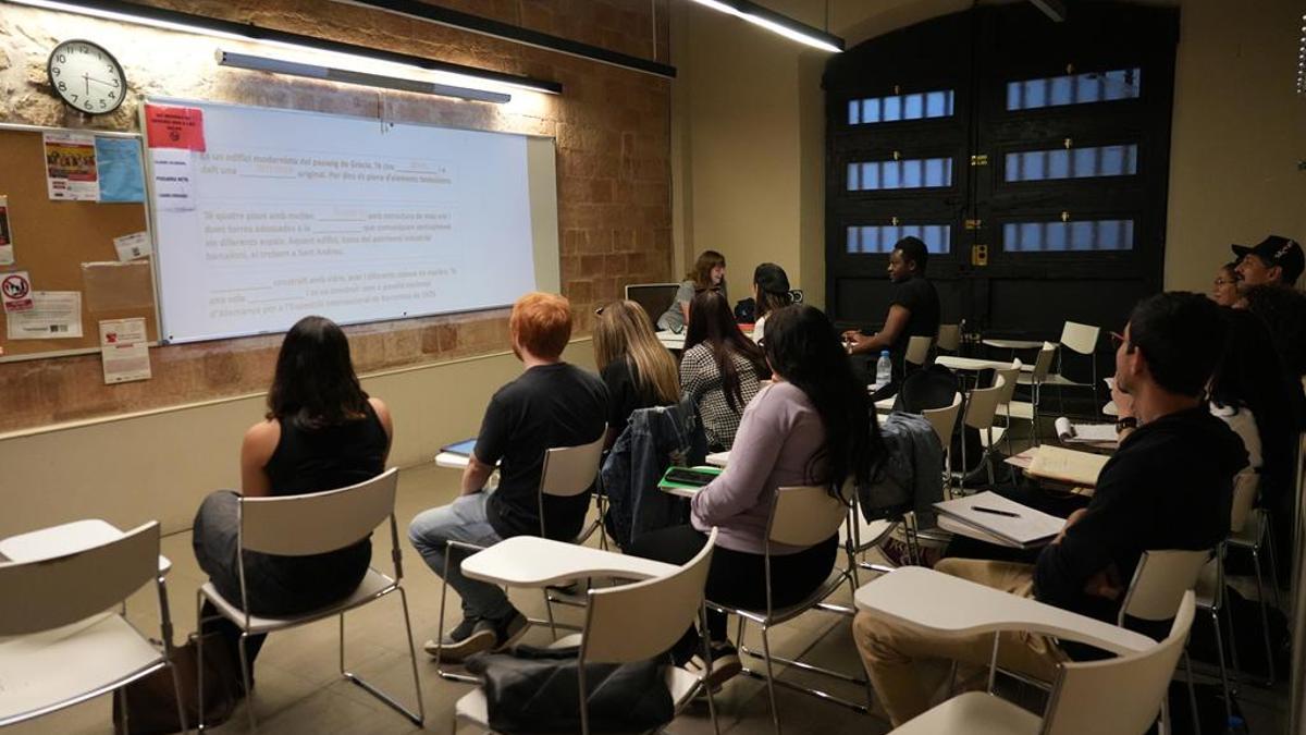 Diverses persones estudiant català en una classe del Consorci per a la Normalització Lingüística