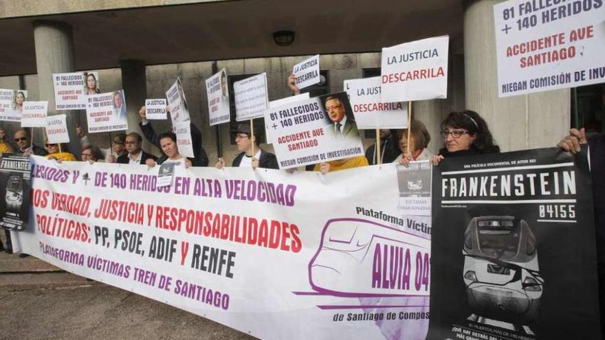 Los manifestantes blandieron sus pancartas frente a los juzgados de Santiago. // Xoán Álvarez