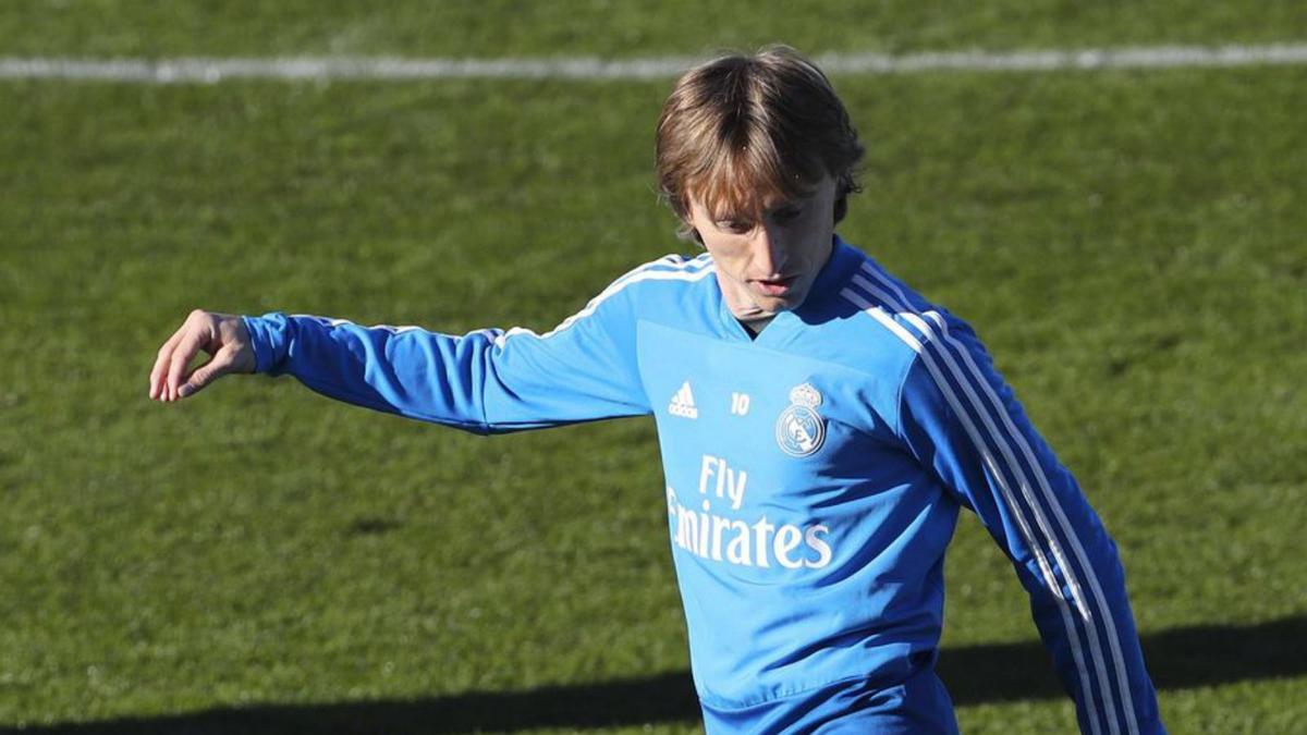 Modric, en un entrenamiento del Real Madrid. // EFE
