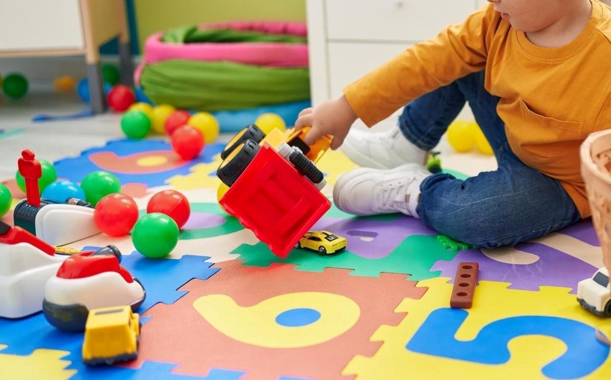 Un niño en una escuela infantil.