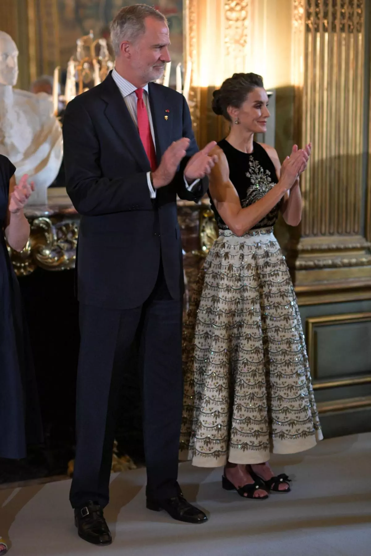 La Reina Letizia brilló en París: un encuentro de elegancia y moda en la recepción de atletas españoles con un atuendo prestado 9 Moncloa Fomentando la moda circular
