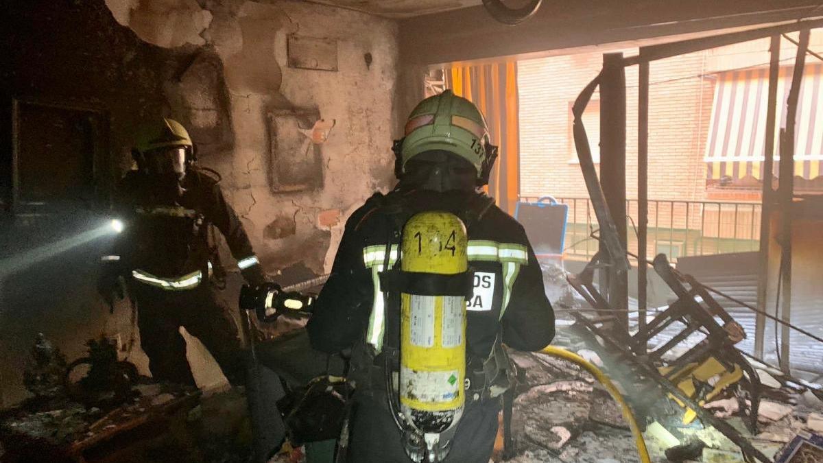 El fuego calcina por completo una vivienda en la zona de Levante