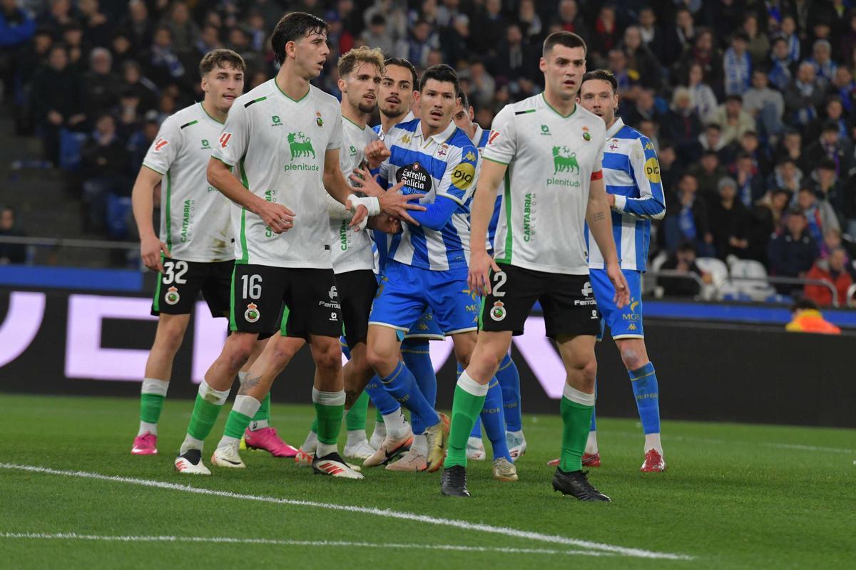 Un Dépor sin fortuna ni puntería cae en Riazor contra el Racing de Santander