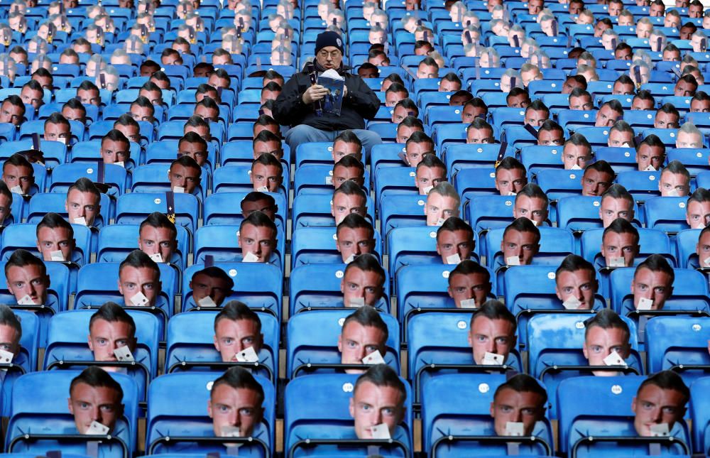 Un aficionado del Leicester City rodeado de caretas de Jamie Vardy antes del partido ante del Everton.
