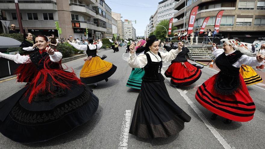 Más de 800 bailarines toman las calles de Vigo a ritmo de muiñeira