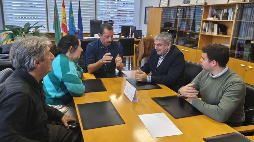 Un momento de la reunión celebrada en el Ayuntamiento de Castrillón con los investigadores de la Universidad. | A. C.