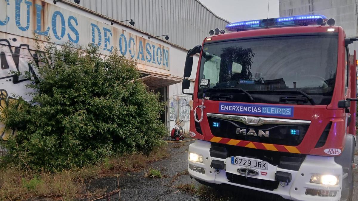 Los bomberos de Oleiros en el antiguo concesionario de Opel