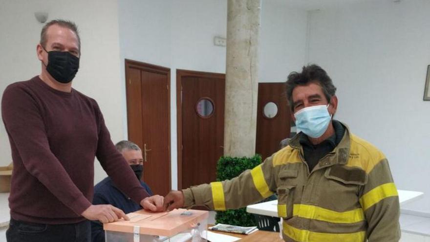 Un trabajador de la Junta, de guardia en el domingo electoral, vota en Alcañices.