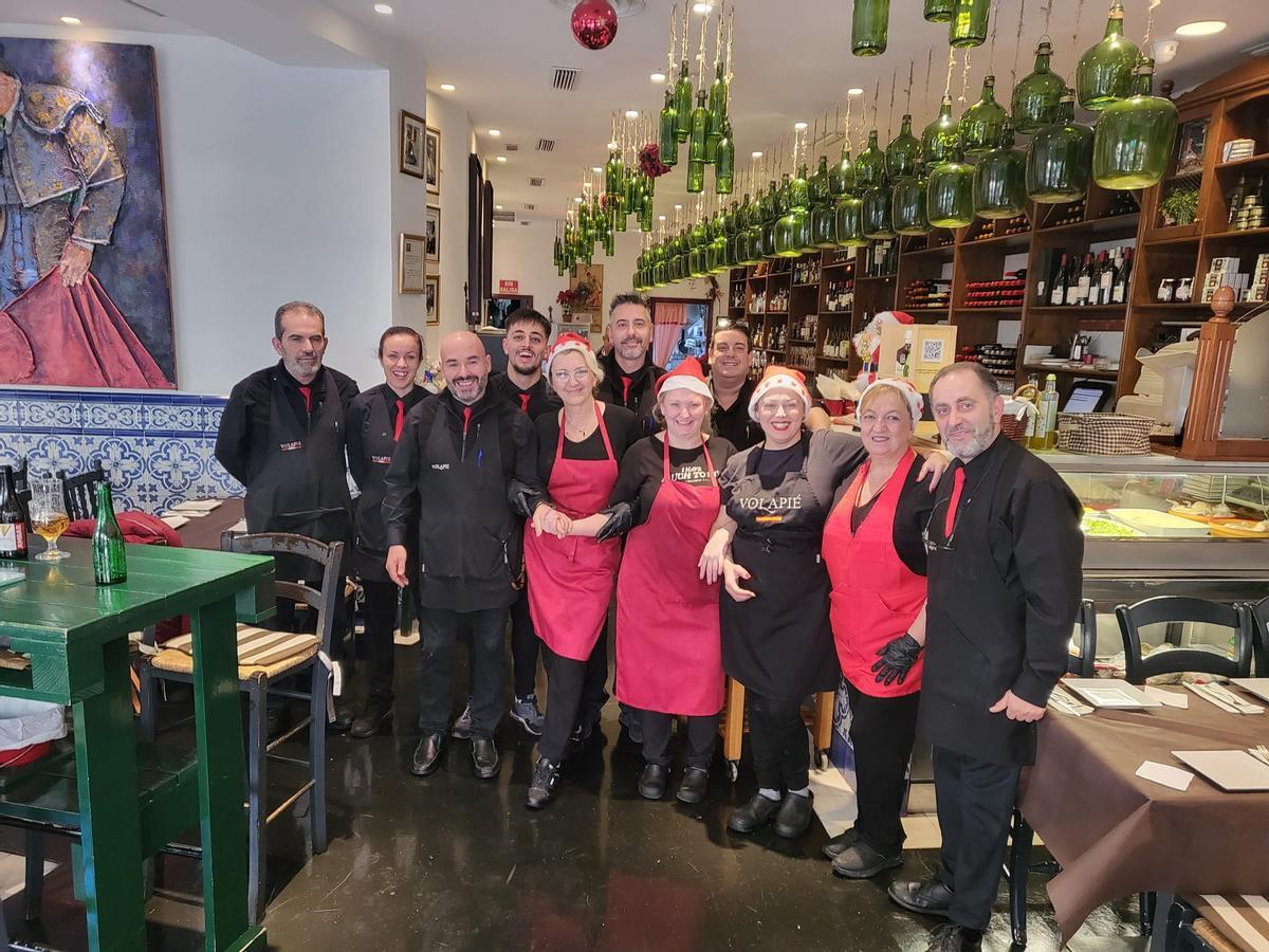 Personal de la Taberna del Volapié celebra la 'Tardebuena' en la avenida Gran Capitán.