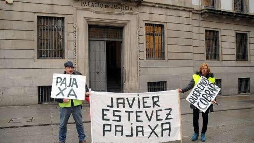 Dos de los afectados protestaron ante la Audiencia Provincial.  // R. V.