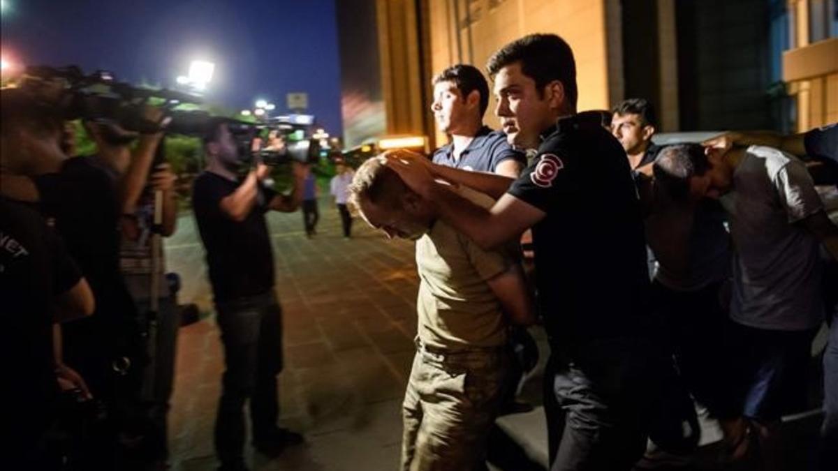 Policías turcos detienen, la noche del sábado, a unos militares del Ejército de Turquía tras el fallido golpe de Estado