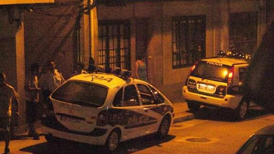 Una patrulla de la Policía Nacional en una intervención. // G. Santos