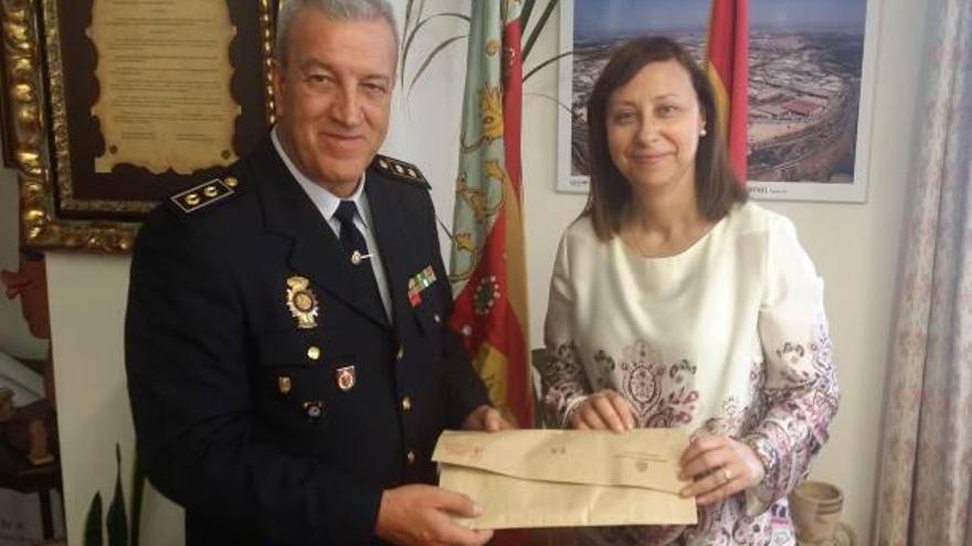 Una vecina de Paterna encuentra 11.000 euros en un parque y los deposita en la policía