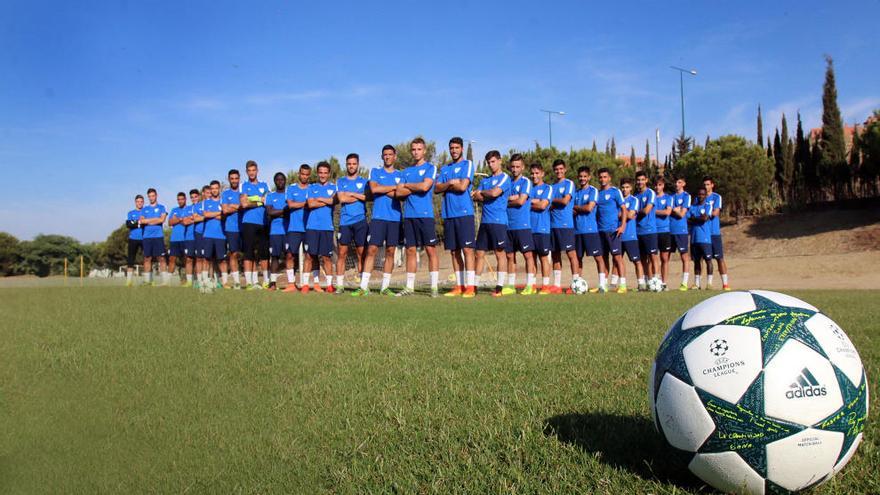 La plantilla del Málaga CF Juvenil posa en El Viso en la previa de su estreno en la Youth League.