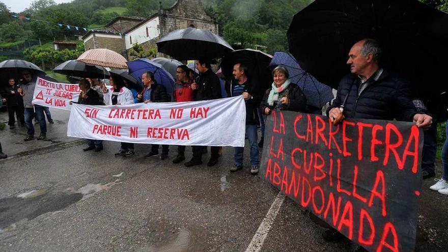 Participantes en la concentración, ayer, en la carretera LN-8.