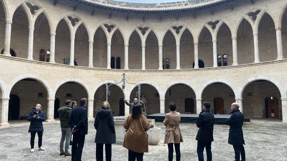 Los delegados de la UEFA visitan el Castell de Bellver.