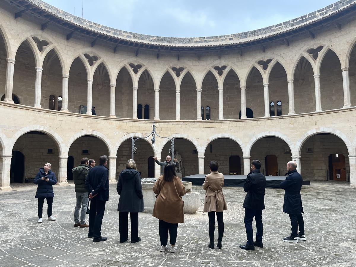 Los delegados de la UEFA visitan el Castell de Bellver.