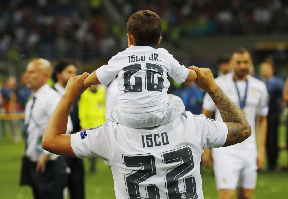 Los jugadores del Real Madrid celebran el título