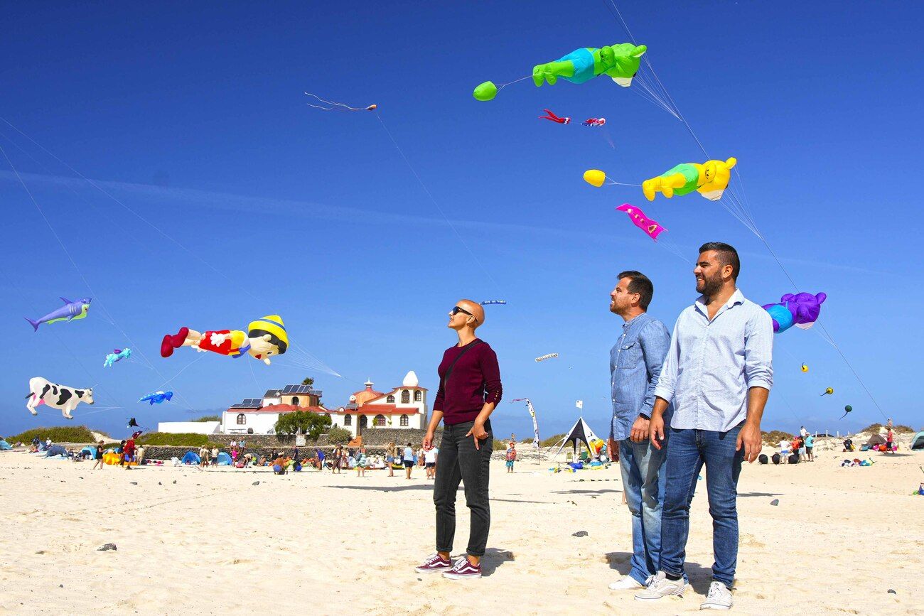 Primer día del Festival Internacional de Cometas 2023 en Corralejo