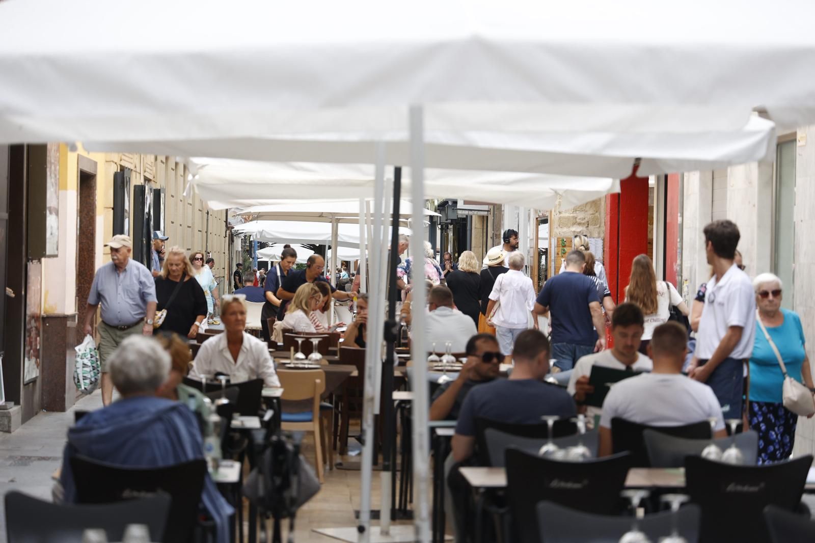 El recorte de terrazas en el Casco Antiguo de Alicante deja fuera a más de 70 locales