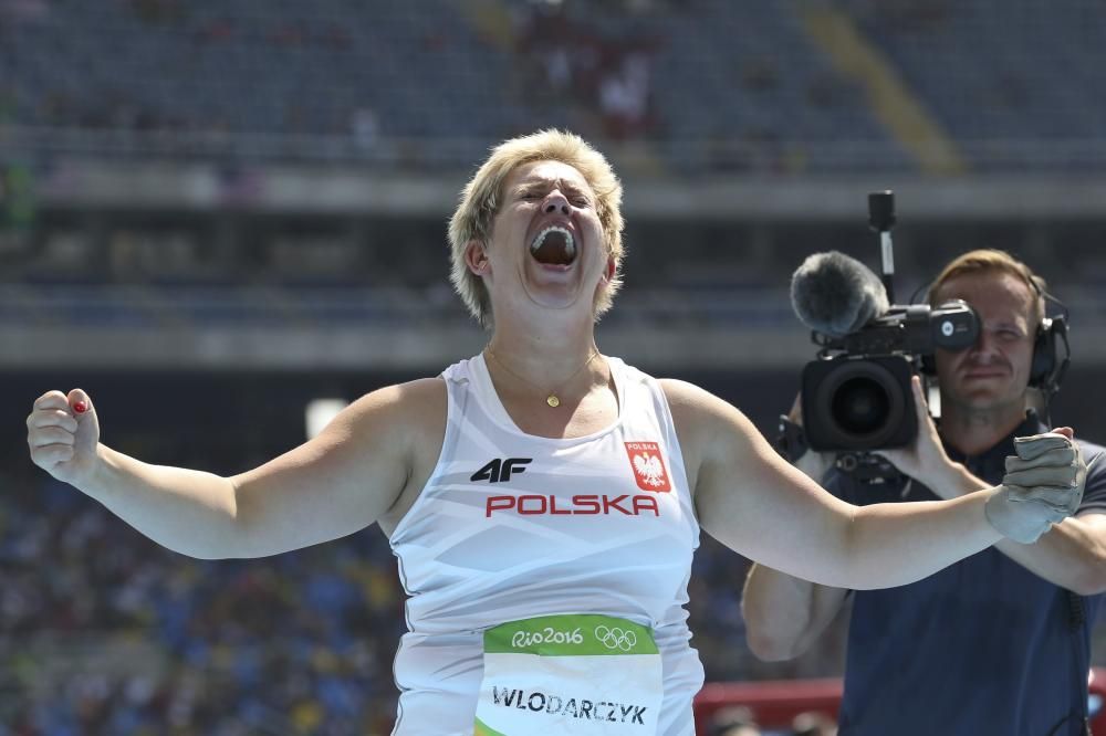 Anita Wlodarczyk de Polonia bate el récord mundial femenino de lanzamiento de martillo.