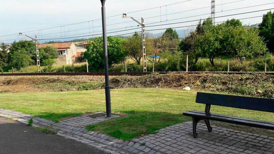 Aspecto que presenta actualmente el parque, sin separación con las vías del tren.