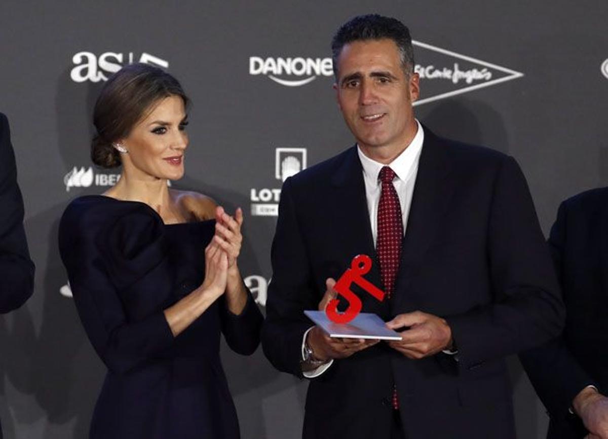 Letizia Ortiz, de Delpozo y Miguel Indurain